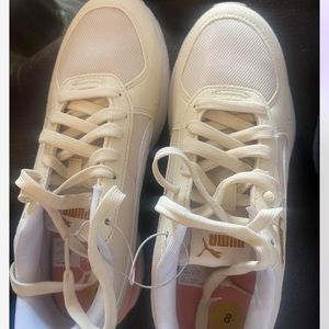 Women size 9 Brand new pumas